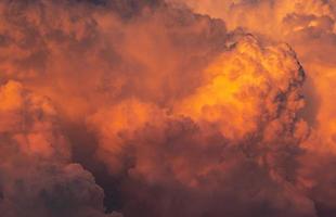 dramatisk orange himmel och moln abstrakt bakgrund. ovanifrån av orange moln. varmt väder bakgrund. konst bild av orange moln konsistens.