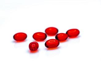 röda mjuka gelkapselpiller isolerad på vit bakgrund. hög med röd mjuk gelatinkapsel. vitaminer och kosttillskott koncept. läkemedelsindustri. apotek apotek. hälsoprodukter. foto