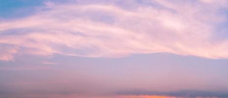 dramatisk rosa himmel och moln abstrakt bakgrund. konst bild av rosa moln textur. vacker solnedgångshimmel. solnedgång abstrakt bakgrund. pastellfärgad himmel på kvällen. lugna och slappna av livet. glad kärlek foto