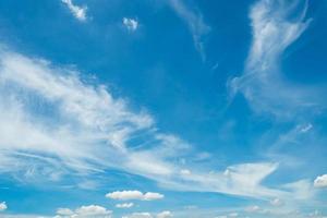 vita fluffiga moln på blå himmel. mjuk touch känns som bomull. vitt molnlandskap med plats för text. skönheten i naturen. närbild vita cumulus moln textur bakgrund. himmel en solig dag. foto