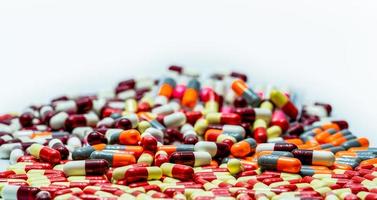 selektivt fokus på antibiotikakapselpiller på suddig bakgrund av kapslar. läkemedelsindustri. läkemedelsproduktion. global sjukvård. läkemedelsinteraktion. antibiotikaresistens och överanvändning. foto