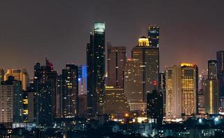 stadsbilden av modern byggnad på natten. modern arkitektur kontorsbyggnad. skyskrapa med vacker kvällshimmel. affärs- och finanscentrumbyggnad. lägenhet i staden med nattljus. foto