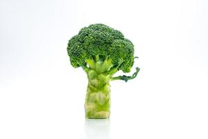 grön broccoli brassica oleracea. grönsaker naturlig källa till betakaroten, vitamin c, vitamin k, fiber mat, folat. färsk broccoli kål isolerad på vit bakgrund med kopia utrymme. foto