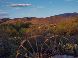 rostiga vagnsvälar i Arizona öken vid solnedgången foto