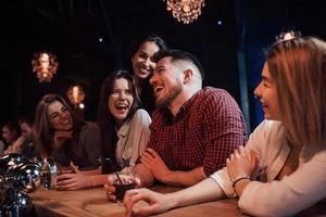 bullrig plats. vackra ungdomar har fest tillsammans med alkohol på nattklubben foto