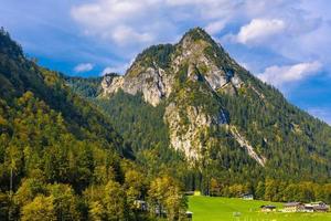 alperna berg täckta med skog, schoenau am koenigssee, konigsee, berchtesgaden nationalpark, bayern, tyskland. foto