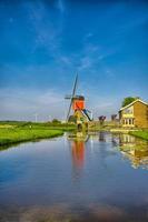 väderkvarnar och vattenkanalen i kinderdijk, holland eller nederländerna. foto