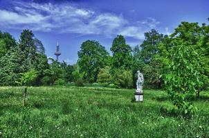 hdr natur med en skulptur i palmen garten, frankfurt am main, hessen, tyskland foto