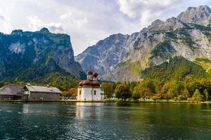 St Bartholomews kyrka i Koenigssee, Konigsee, Berchtesgaden National Park, Bayern, Tyskland. foto