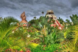 park med palmer och vattenrutschbanor, teneriffa, kanariska öar foto