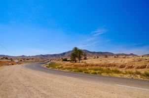 väg i Saharaöknen, Tunisien, Afrika foto