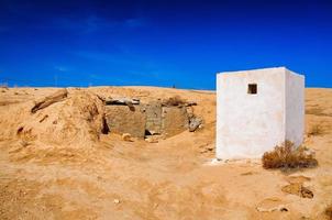 vit byggnad i saharaöknen, tunisien, nordafrika foto