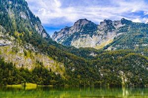 koenigssee sjö med alpberg, konigsee, berchtesgaden nationalpark, bayern, tyskland foto