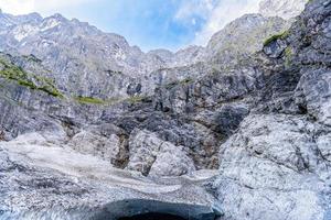 isgrotta under glaciären i alpbergen nära koenigssee, konigsee, berchtesgaden nationalpark, bayern, tyskland foto