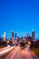 bild av Atlanta skyline under skymningen foto
