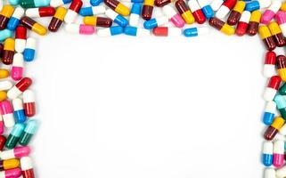 färgglada av antibiotika kapslar piller isolerad på vit bakgrund med kopia utrymme. läkemedelsresistens koncept. antibiotikadroganvändning med rimligt och globalt hälsokoncept. foto