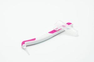 interdentalborste med vitt och rosa plastgrepp isolerad på vit bakgrund. interdentala tandborstar för munhygien. hängslen borstar. tandvård eller god tandhygien koncept. medicinska verktyg. foto