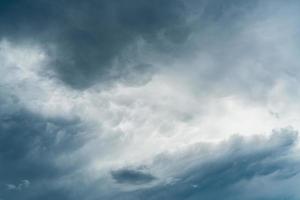 mörk dramatisk himmel och moln. bakgrund för död och sorgligt koncept. halloween dag bakgrund. åska och storm himmel. ledsen och lynnig himmel. natur bakgrund. död abstrakt bakgrund. molnlandskap. foto