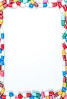 färgglada av antibiotika kapsel piller på vit bakgrund med kopia utrymme. läkemedelsresistens koncept. antibiotikadroganvändning med rimligt och globalt hälsokoncept. foto