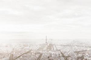 paris, frankrike skyline i dimmig dimma. Eiffeltornet dimmigt, unik utsikt. foto