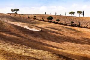 toscana fält höstlandskap, Italien. skördesäsong, traktor arbetar foto