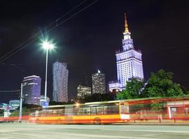 Warszawa, Polens stadssilhuett på natten foto