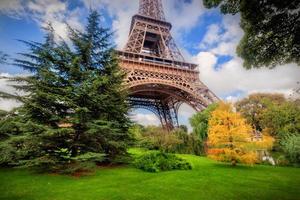 Eiffeltornet från Champ de Mars Park i Paris, Frankrike foto