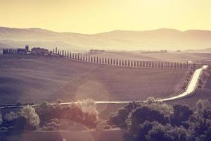 toscana fält och dalar höstlandskap, Italien. solnedgång, vintage ljus foto