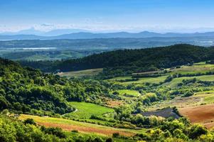 Toscana landskap vid solnedgången. toskansk bondgård, vingård, kullar. foto