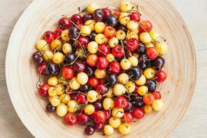 mångfärgade körsbär på skål. vita och röda körsbär. närbild. sommarens säsongens frukter. hälsosam mat. selektiv fokusering foto
