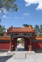forntida dörr i confucius tempel foto