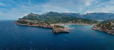 vacker flygfoto över fyren nära hamnen i port de soller foto