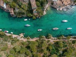 Flygfoto över fiskebyn Porto colom på Mallorca. foto