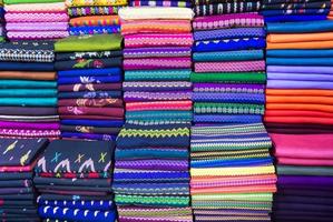 birmania färgglada kläder foto