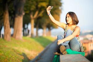 teen ager flicka får selfie med smartphone foto