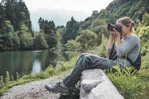 en ung tjej med passion för naturfotografering foto