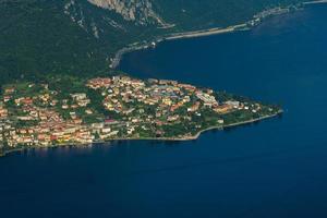 vid stranden av Comosjön Como i Italien foto