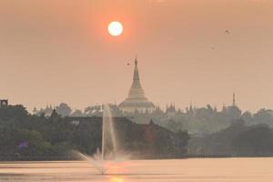 atmosfär av skymning vid shwedagon-pagoden i yangon, myanmar foto