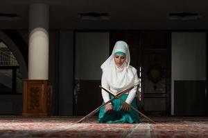 muslimsk kvinna som läser koranen foto