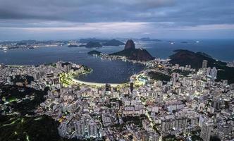 sugarloaf berg i Rio de Janeiro, Brasilien. botafogo byggnader. guanabarabukten och båtar och fartyg. foto