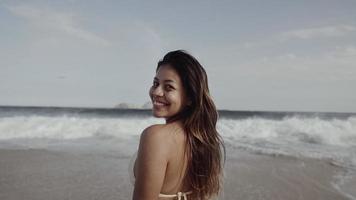 latin ung flicka, berömda stranden Rio de Janeiro, Brasilien. latin sommar semester semester. foto
