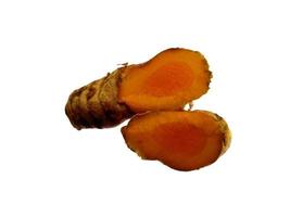 färsk gurkmejarot. färsk skuren gurkmeja eller curcuma longa isolerad på vit bakgrund foto