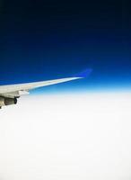utsikt över flyget på ett flygplan genom fönstret foto
