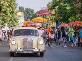 chiang mai, thailand, 2020 - den gamla modellen av mercedes benz i den buddhistiska vigningsceremonin. foto