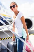 kvinnlig passagerare som går ombord på ett flygplan