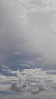 bild av vit molnhimmel på en varm dag foto