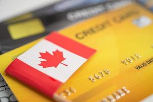 Kanadas flagga på kreditkort. finansutveckling, bankkonto, statistik, investeringsanalytisk forskningsdataekonomi, börshandel, affärsföretagskoncept. foto