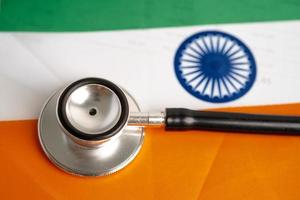 svart stetoskop på Indien flaggbakgrund, affärs- och finanskoncept. foto
