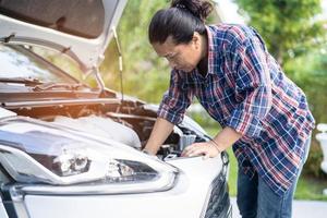 öppen huva mekanisk motorsystem för att kontrollera och reparera skador bilolycka. foto