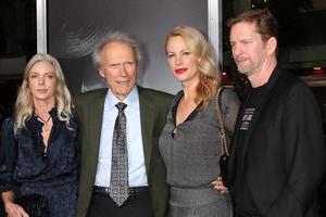 los angeles, 10 dec - christina sandera, clint eastwood, alison eastwood, stacy poitras på the mule världspremiär på byteatern den 10 december 2018 i westwood, ca. foto